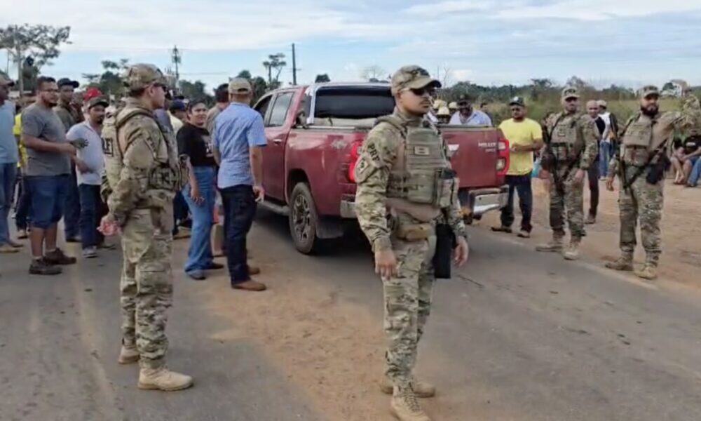 Vídeo: Moradores bloqueiam estrada em protesto contra operação do ICMBio na Resex Chico Mendes