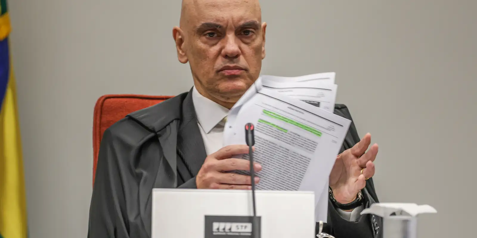 Eduardo aumenta ilícitos após tornozeleira em Bolsonaro, diz Moraes