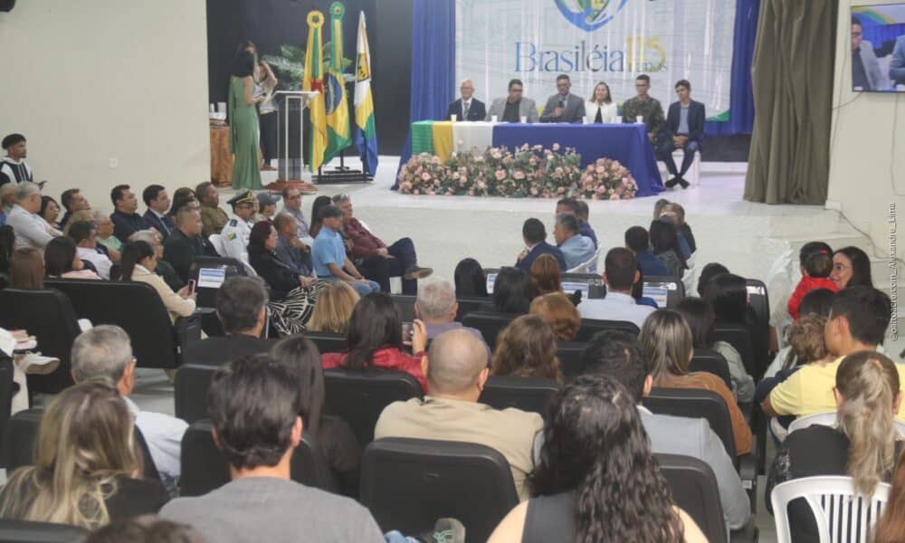 Câmara de Brasiléia entrega diplomas de honra ao mérito a 30 personalidades durante sessão solene