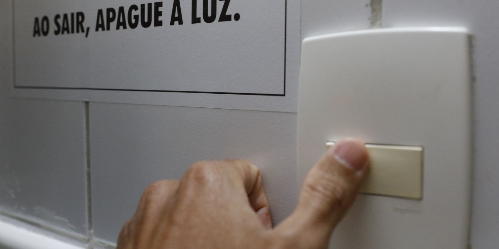 Conta de luz terá bandeira tarifária vermelha patamar 2 em agosto